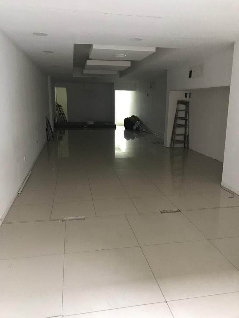 Venta amplia oficina comercial por calle Andes Centro