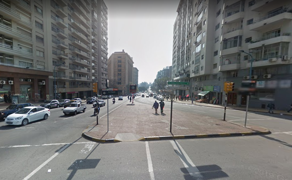 Foto terreno venida Uruguay y Av Libertador